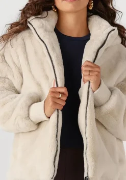 beige moscow faux fur jas 08-08-evelyn-3