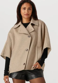 beige studio ar mantel avy