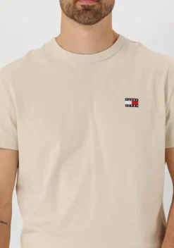 beige tommy jeans t-shirt tjm reg badge tee ext