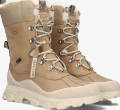beige ugg snowboots w adirondack meridian