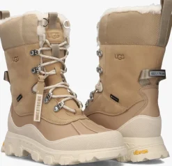 beige ugg snowboots w adirondack meridian