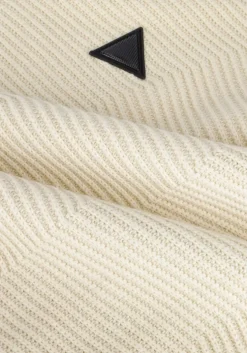 gebroken wit purewhite trui jaquard mockneck with triangle badge on chest