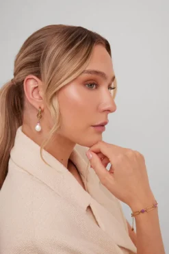 goudkleurig notre-v armbanden omss23-015