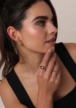 goudkleurig notre-v oorbellen omss22-031 earcuff