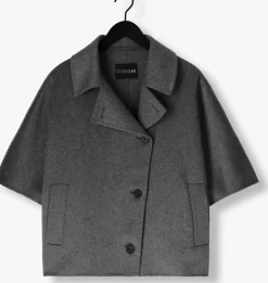 grijze studio ar mantel avy