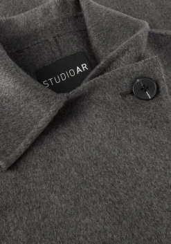 grijze studio ar mantel avy