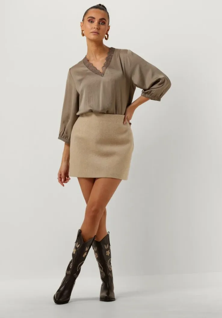 groene summum top laced v neck top silky touch