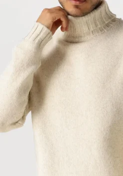 witte dstrezzed coltrui ove turtleneck