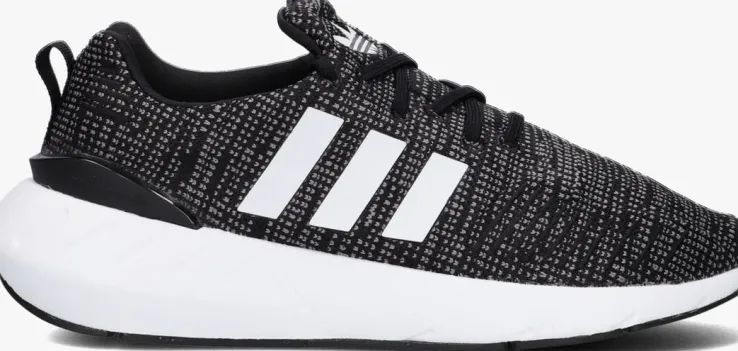 zwarte adidas lage sneakers swift run 22 j