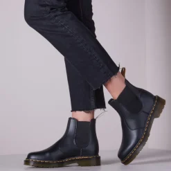zwarte dr martens chelsea boots 2976 vegan