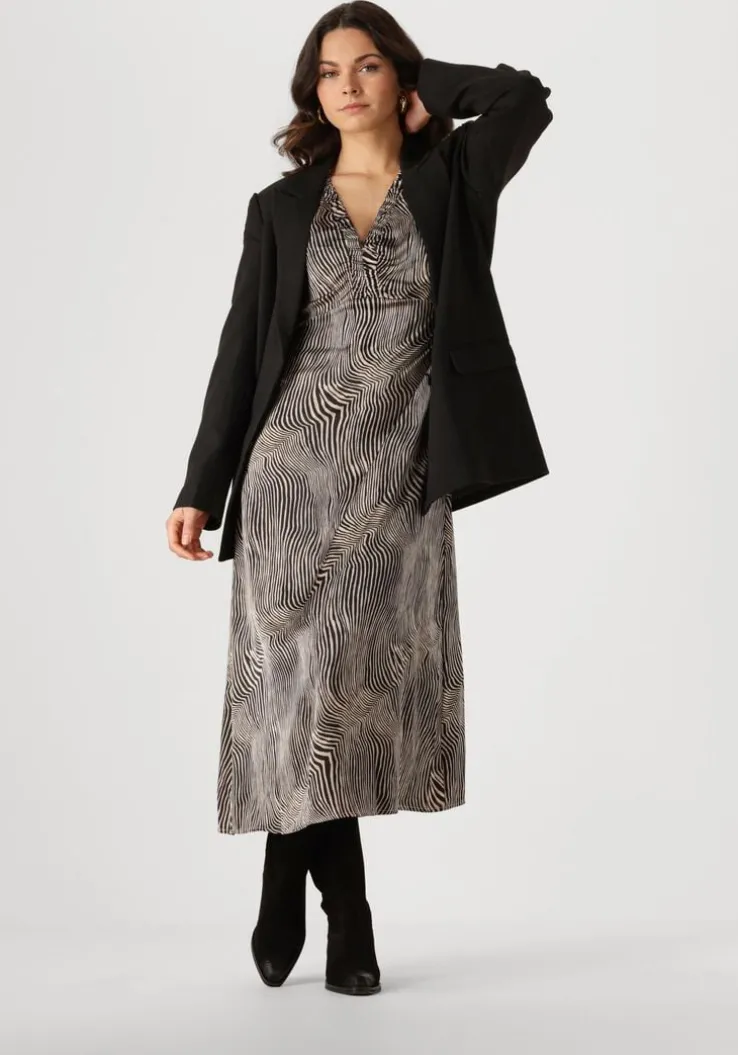 zwarte neo noir midi jurk isoabel floating wave dress