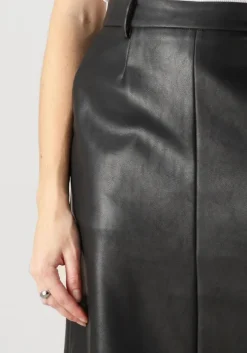 zwarte neo noir midirok netti faux leather skirt