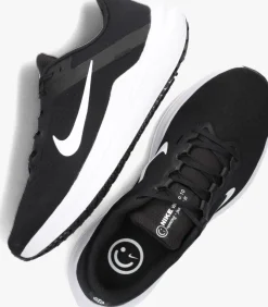 zwarte nike lage sneakers air winflo 10