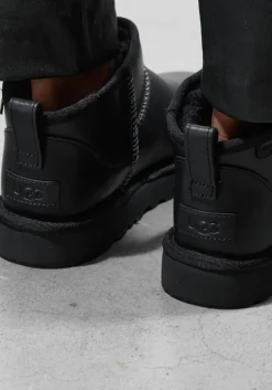 zwarte ugg vachtlaarzen classic ultra mini leather regenerate